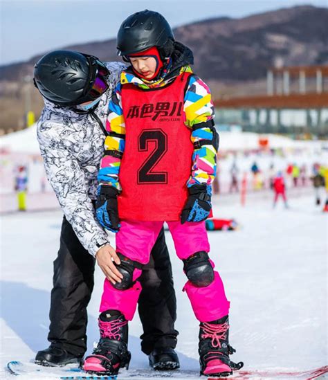 一家人一起去滑雪场滑雪高清图片下载-正版图片501904565-摄图网