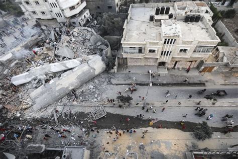 巴勒斯坦平民只是空袭后出来查看自家房子，结果瞬间被以军轰炸吞噬_凤凰网视频_凤凰网