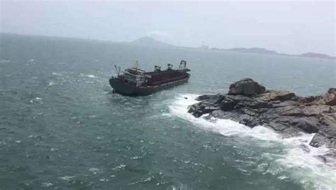 广东一货轮在海上搁浅12人被困 救助直升机紧急营救_手机新浪网