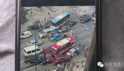 长沙一疯狂大巴致8车连环相撞 众人施救3人受伤_手机新浪网