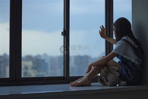 一个人在家孤独的小女孩高清图片下载-正版图片501769177-摄图网