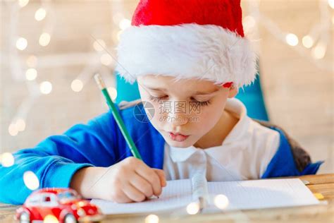 孩子写信给家里的圣诞老人高清图片下载-正版图片507331319-摄图网