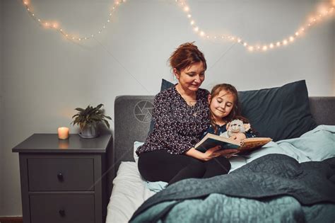 人们快乐的母亲妈睡前在床上给女儿看书睡前读故事给孩子听睡前故事高清图片下载-正版图片307715545-摄图网