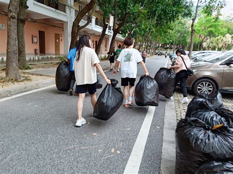 卫生大扫除 团员在行动-四川航天职业技术学院