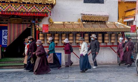 鲁朗镇丨位于中国西藏自治区林芝市巴宜区，川藏公路横贯全境
