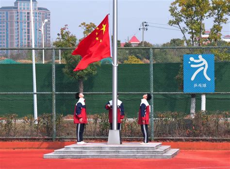 超燃的升旗仪式！小学操场现巨幅国旗 庆祝新中国成立70周年！_高清1080P在线观看平台_腾讯视频