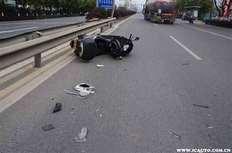 无证驾驶摩托车撞到路边违停车辆,骑车人受伤入院,责任如何划分_无证驾驶摩托车车辆骑车受伤入院