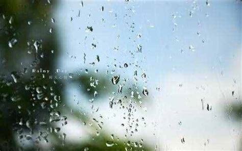 伤感氛围下雨天雨水在玻璃上滑落高清摄影大图-千库网