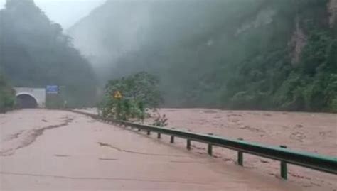 云南昭通多地遭遇暴雨山洪泥石流 紧急转移疏散群众822人