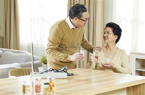 中老年夫妇居家陪伴吃药高清图片下载-正版图片501729068-摄图网