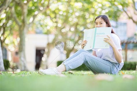 坐在校园草坪上看书的女学生高清图片下载-正版图片500635850-摄图网