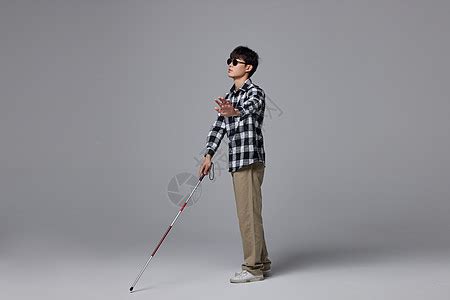 手拿盲杖的视障盲人特写高清图片下载-正版图片501998779-摄图网