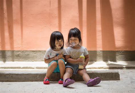 两个小女朋友在娱乐中心玩耍孩子们闲暇高清图片下载-正版图片506398158-摄图网