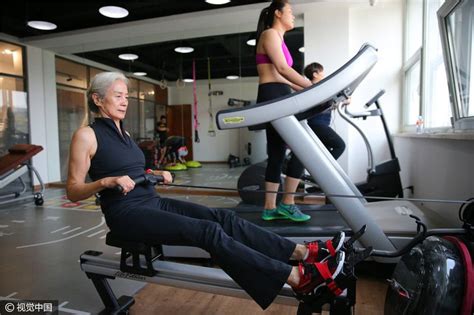 武汉87岁奶奶健身房狂甩战绳：坚持健身已2年_凤凰网视频_凤凰网