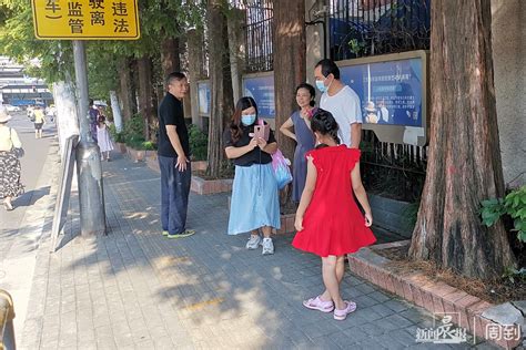 开学首日现场直击丨江湾中心小学：小一新生家长纷纷在校门口为孩子拍照留念 - 周到上海