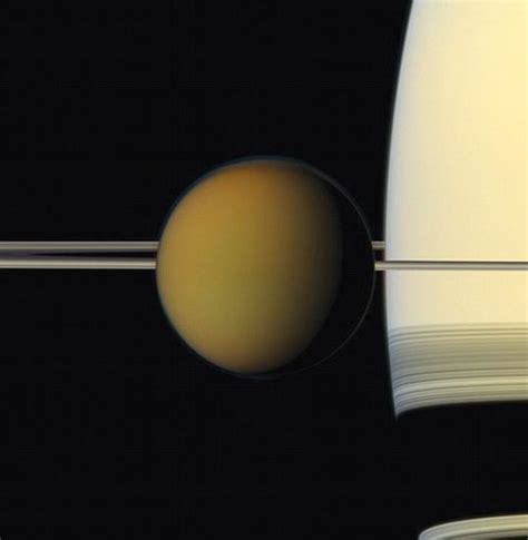 土卫六和我们生活的地球，拥有极高的相似度，但它实在有些奇怪 - 黑点红黑点红