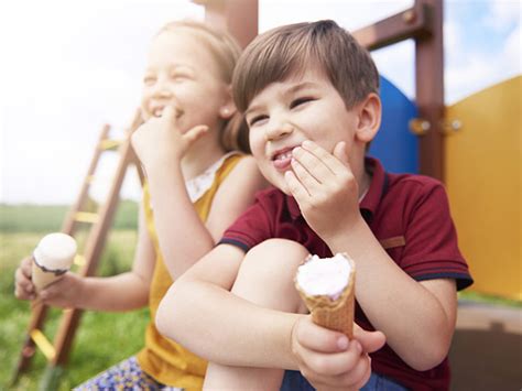 大夏天，孩子吃点冰淇淋降降温又怎么了？_学龄前护理_育儿_太平洋亲子网
