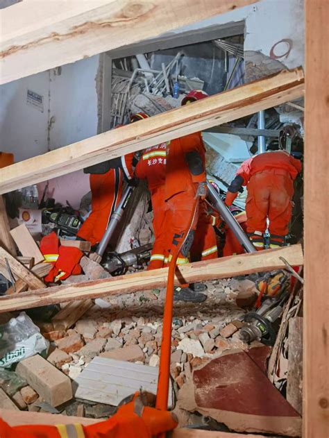 湖南长沙居民自建房倒塌事故现场救援进展：第6名被困人员被救出 - 要闻 - 湖南在线 - 华声在线