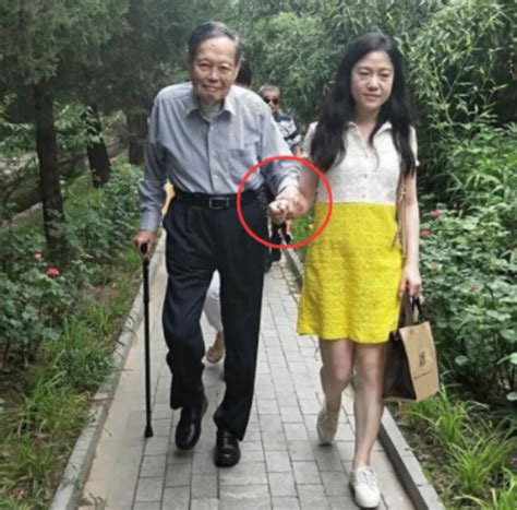 97岁杨振宁分享长寿秘诀 与妻子牵手出场十分亲密_手机新浪网