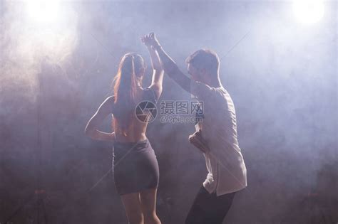 年轻情侣共舞社交舞蹈dansekizomba或ba高清图片下载-正版图片505398186-摄图网