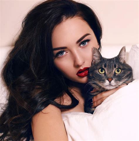 美女与猫系列-抱着宠物猫的美女图片-高清图片-图片素材-寻图免费打包下载