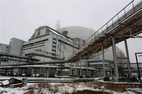 切尔诺贝利核电厂4号反应堆和旧石棺的残骸之上的新安全封闭区20高清图片下载-正版图片506530558-摄图网