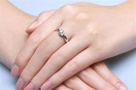 新人结了婚戒指戴哪个手指 代表什么含义 - 中国婚博会官网