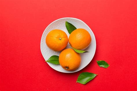 Postura plana de frutas frescas de laranja com fatias em prato sobre ...