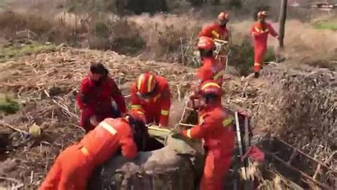 6岁男孩掉入8米深井，获救后说长大要当消防员_凤凰网视频_凤凰网
