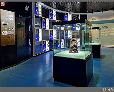 东海水晶博物馆收藏的水晶工艺品，晶莹剔透，巧夺天工。
