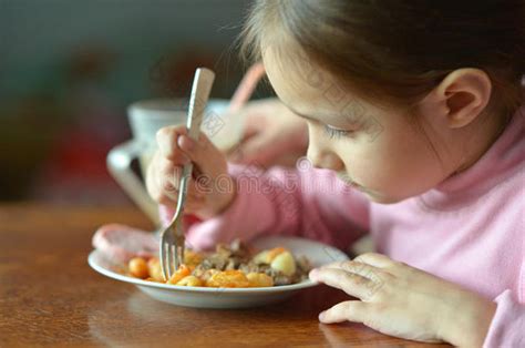 吃东西吃宝宝 用手抓住意大利面孩子几个月食物摄影男生托盘童年后代肩膀面条高清图片下载-正版图片320885949-摄图网