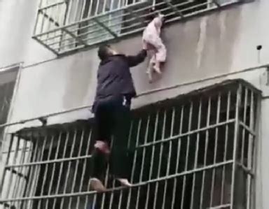 惊心一幕！仙桃4岁女童头卡3楼阳台护栏，身体悬空……_襄河茶馆_江汉热线