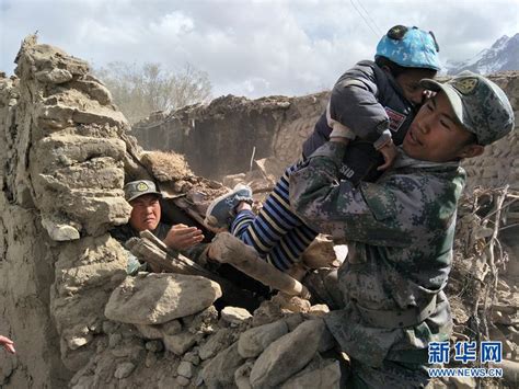 解放军官兵从废墟中救出一名塔吉克族儿童_要闻_中国小康网