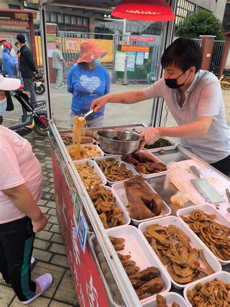 云南西双版纳姑娘摆摊卖傣族小吃，用叶子包着，10元6个香味浓郁_腾讯视频