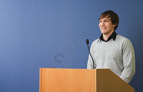 在讲台上的男演讲人在现代会议厅的人高清图片下载-正版图片502606598-摄图网