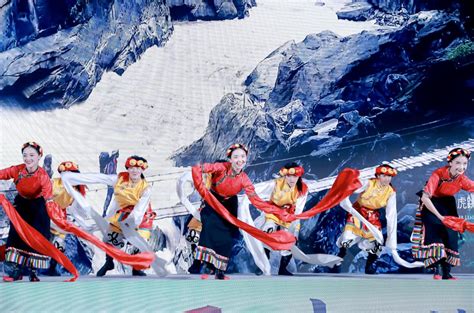 2013年香格里拉端阳赛马节在云南省迪庆开幕 - 旅游视野 - 看看旅游网 - 我想去旅游 | 旅游攻略 | 旅游计划