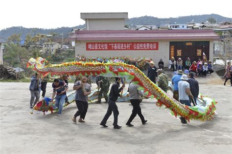 钢水的火花四溅。男人们表演舞龙庆祝中国的春节。—高清视频下载、购买_视觉中国视频素材中心