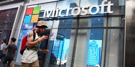 微软宣布永久关闭实体零售店 计入4.5亿美元费用_手机新浪网