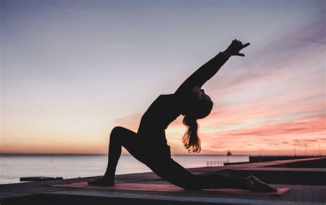 对于身体柔韧性的练习，瑜伽和舞蹈，哪一个更加适合自己？|柔韧性|体式|小仙女_新浪新闻