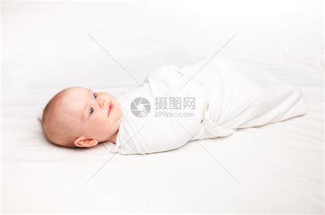 3个月的女婴在白毯子中被卷在床上高清图片下载-正版图片504895569-摄图网