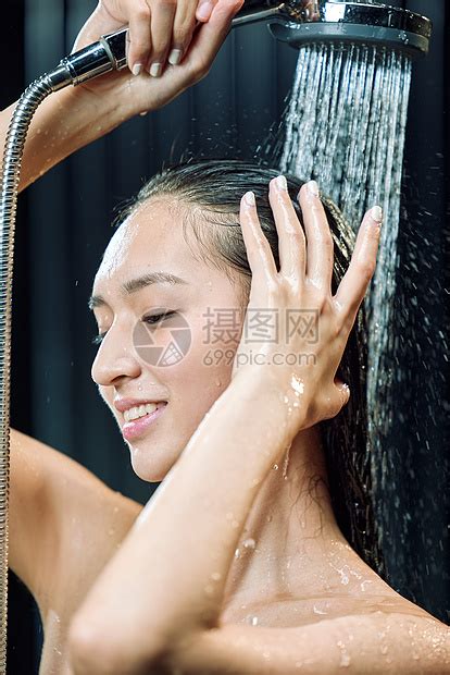 淋浴的年轻女人高清图片下载-正版图片507647101-摄图网