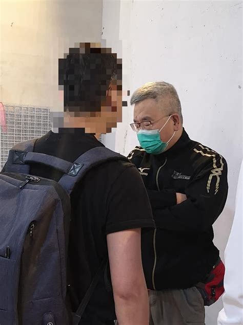 香港街头，一男子偷拍裙底，被路人发现，报警擒之。 警察到场查证