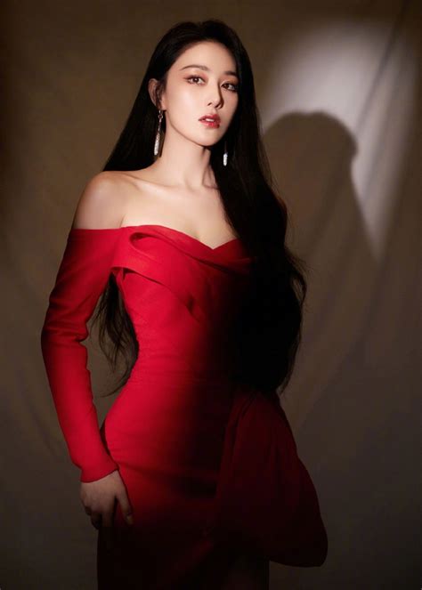 红色长发温柔女生头像
