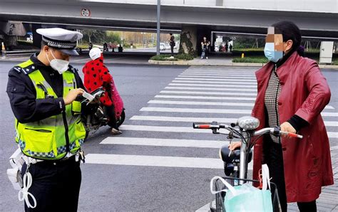 重拳出击！成都交警持续严查非机动车逆行违法行为