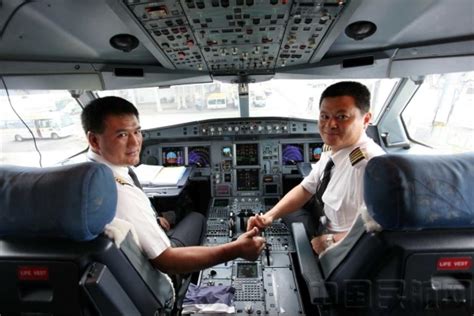 “中国机长”对话“中国厂长”：诠释长虹与川航合作的高度与温度 - 封面新闻