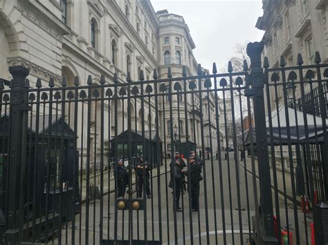 英国首相住在唐宁街10号，那么9号、11号住的谁？_官邸_财政_君主制