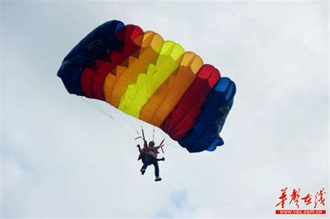 世界跳伞冠军石春艳成功挑战200米超低空定点跳伞 - 原创 - 华声文旅 - 华声在线