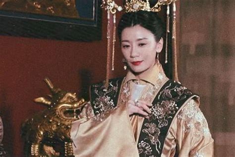 清朝嫔妃真实老照片：图3是皇妃文绣，图5贵妃国色天香
