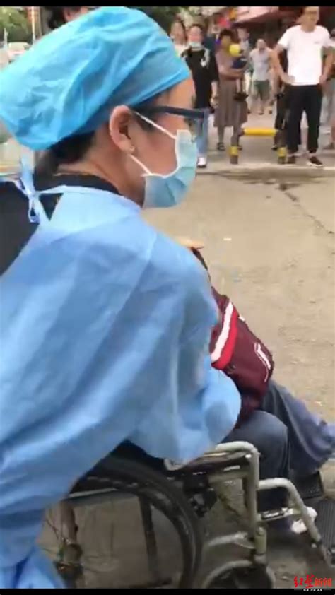 贵州“车上有高考考生”的坠湖公交已救出18人，事发瞬间视频曝光