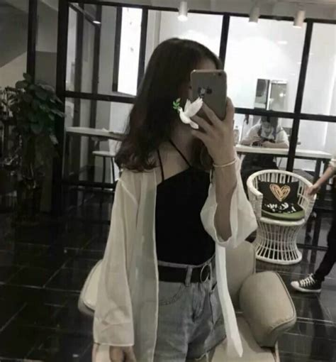头像甜美女生对镜拍照片
